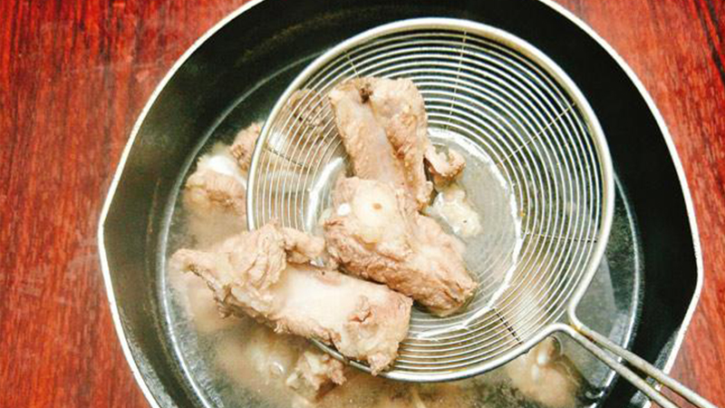 Luộc sườn làm mì Quảng sườn non